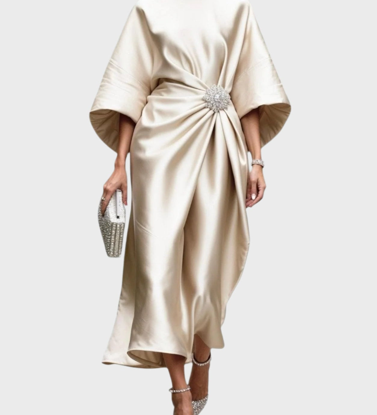 Сатенена рокля с странично плисиране и декоративна катарама