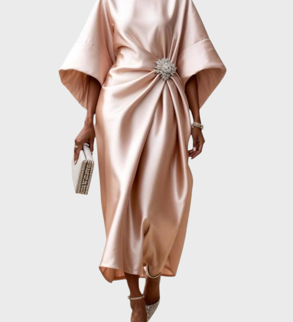 Сатенена рокля с странично плисиране и декоративна катарама