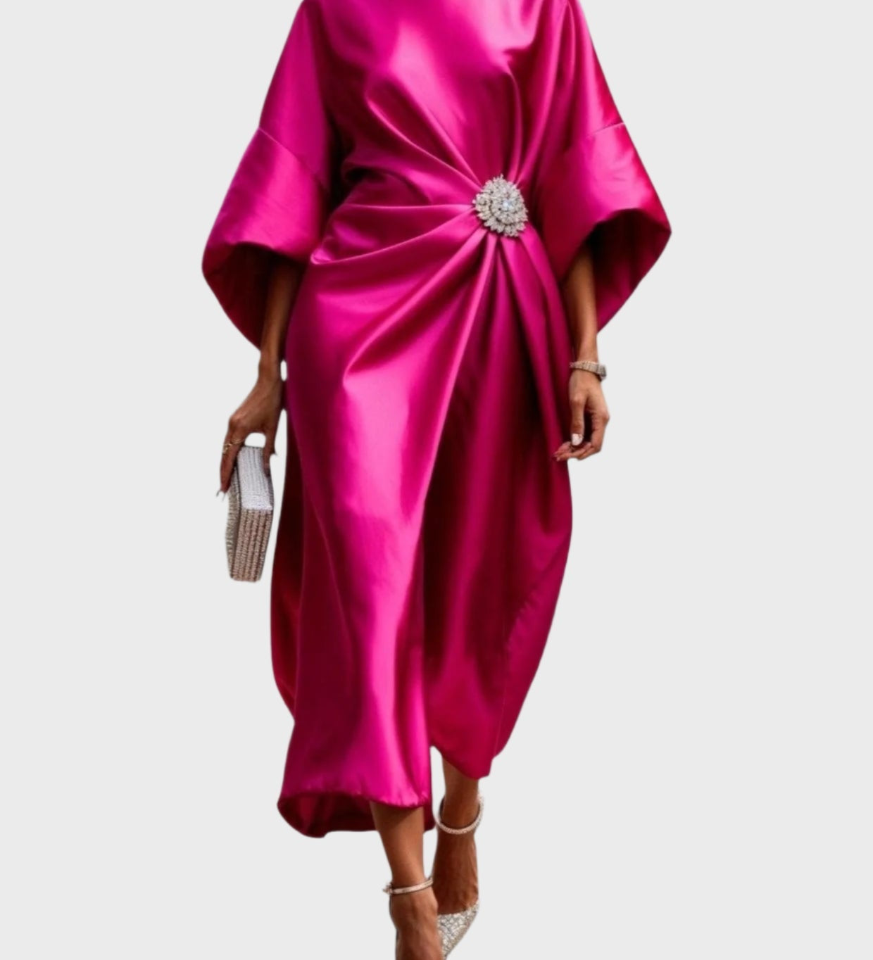 Сатенена рокля с странично плисиране и декоративна катарама