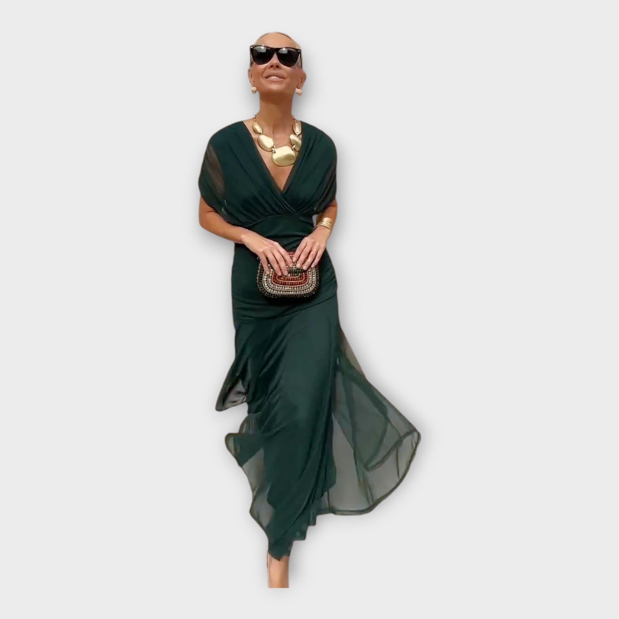 Въздушна Рокля с Впечатляващ Изрез