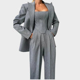 Каролина – Мощен Триделен Костюм