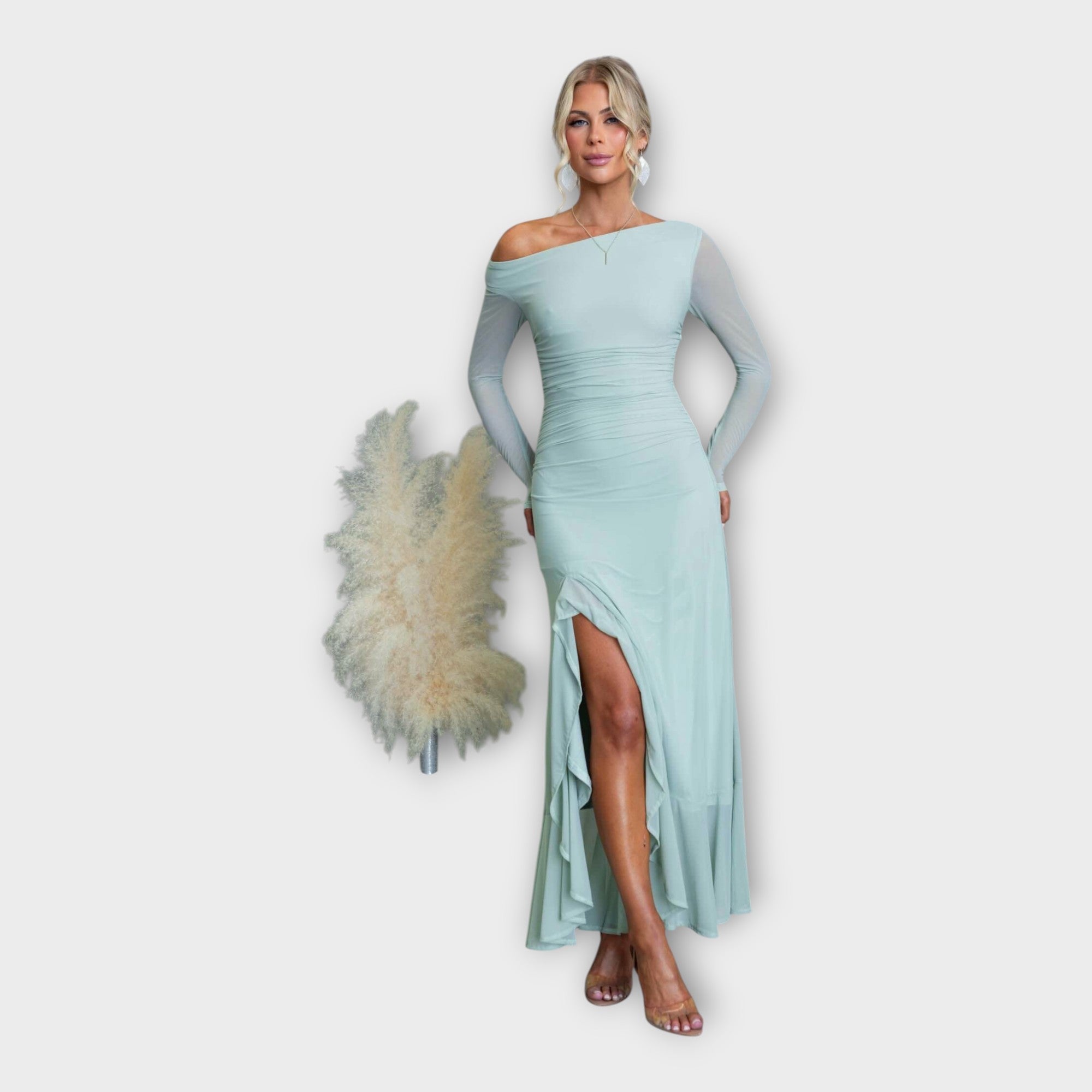 Впечатляваща Рокля с Елегантна Линия