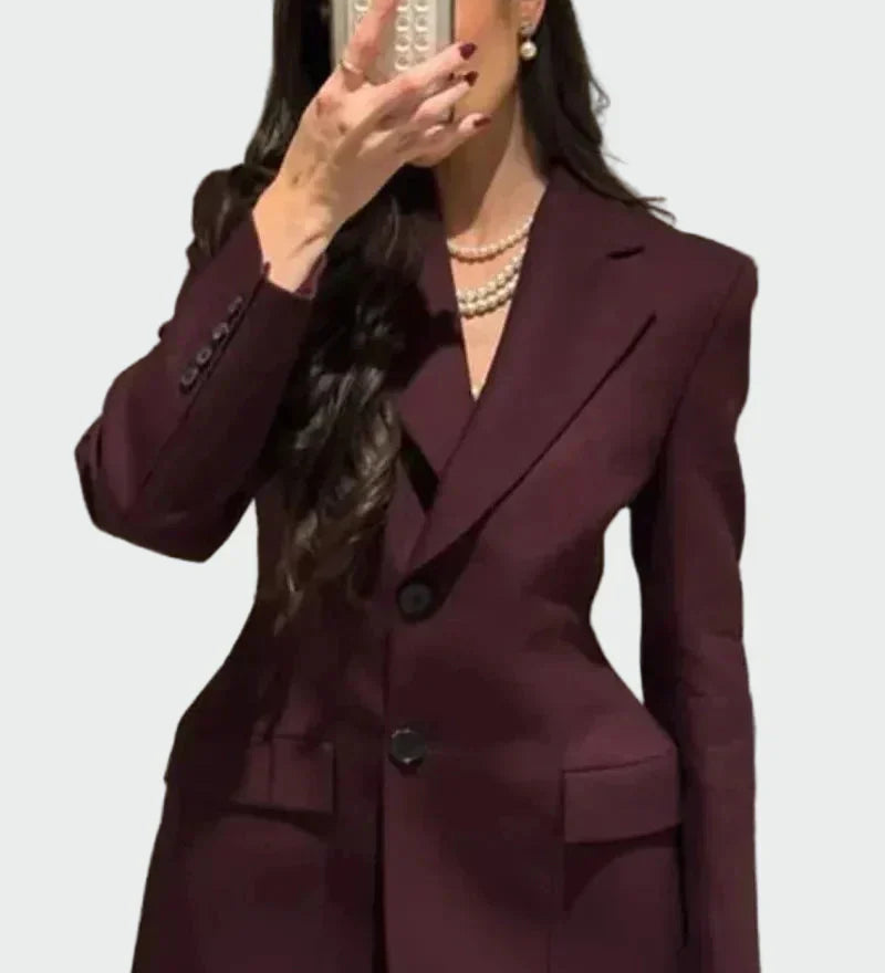 Сако с Впечатляваща Линия и Бутон