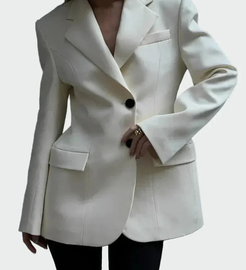 Сако с Впечатляваща Линия и Бутон