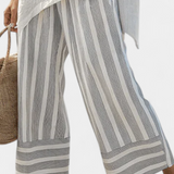 Комплект Дейзи с асиметрична блуза и райе панталони за модерен и елегантен стил